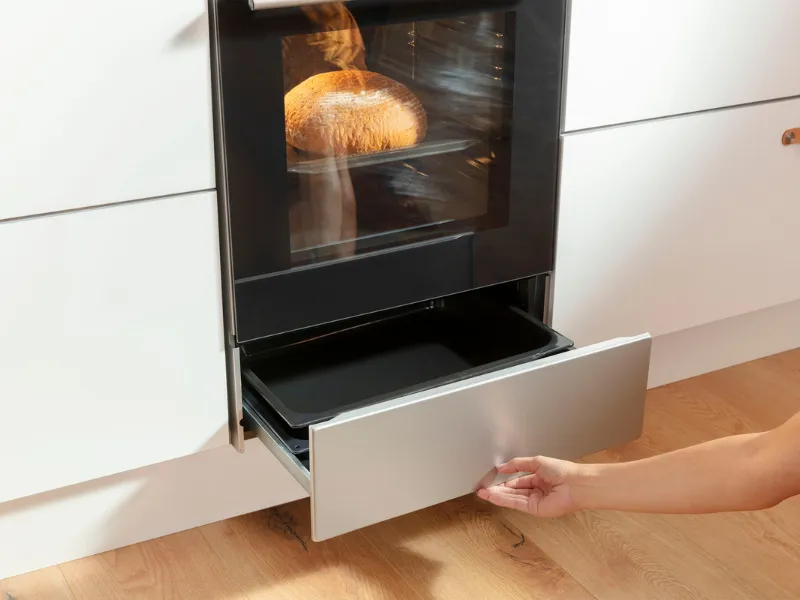 Úložný priestor v spodnej časti sporáka Mora K 5255 AS poskytuje miesto na uloženie hrncov alebo pekáčov.