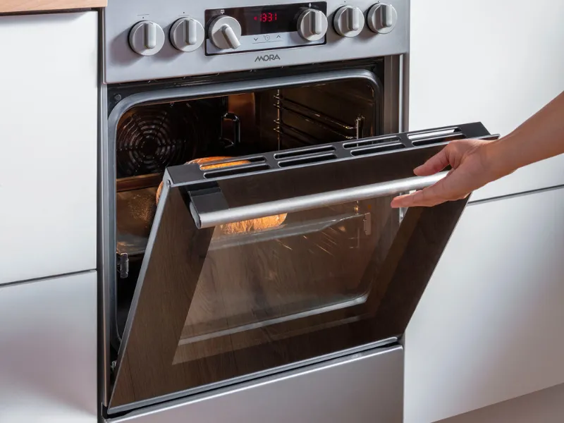 Tlmené zatváranie a otváranie dvierok na rúre sporáka Mora K 5255 AS