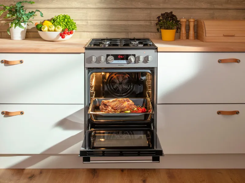 Súčasťou rúry sporáka Mora K 5255 AS je aj praktický XXL pekáč