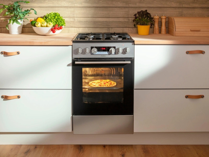 Vďaka dvom skl&aacute;m a reflexnej vrstve s&uacute; dvierka r&uacute;ry spor&aacute;ka Mora IS 8688 DW bezpečnej&scaron;ie na dotyk pre v&scaron;etk&yacute;ch členov dom&aacute;cnosti vr&aacute;tane det&iacute; či dom&aacute;cich mil&aacute;čikov.