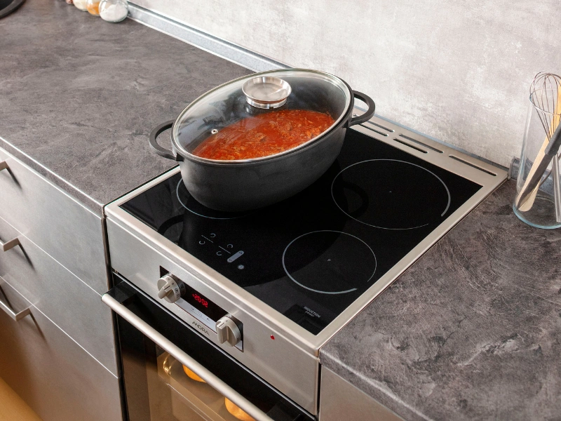 Vďaka spojeniu 2 ľav&yacute;ch z&oacute;n do 1 veľkej zažijete pri varen&iacute; mimoriadnu flexibilitu a pohodlie, vďaka čomu využijete cel&uacute; plochu spor&aacute;ka Mora IS 8688 DW na maximum.