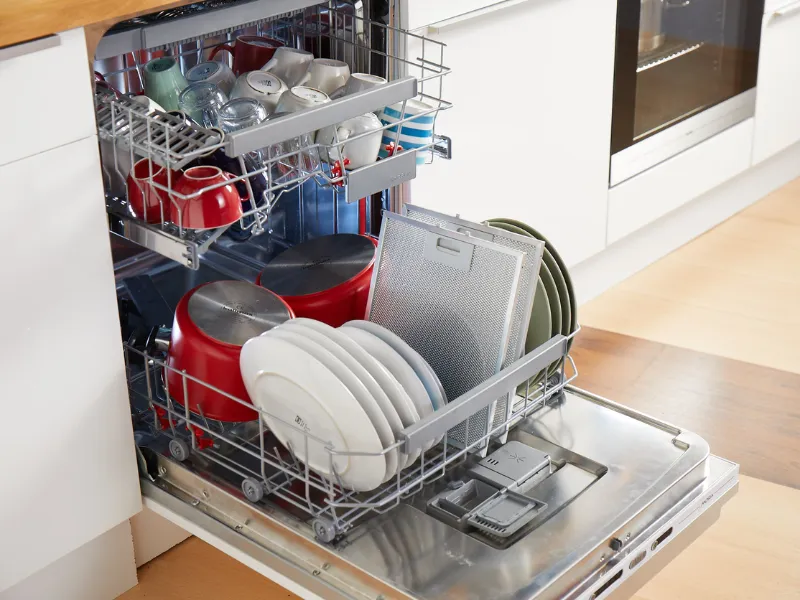 Umývateľné hliníkové filtre s polyuretánovou penou odsávača Mora OT 652 GB1 tačí vybrať, vložiť do umývačky riadu a nechať ju, nech urobí všetku prácu za vás.