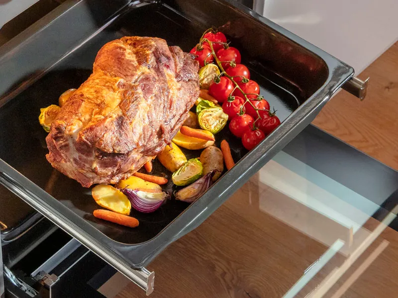 Program pomalé pečenie v rúre Mora VTPS 545 BX je vynikajúci spôsob pomalého a rovnomerného pečenia mäsa alebo rýb, vďaka ktorému zostanú vaše pokrmy jemné a šťavnaté.