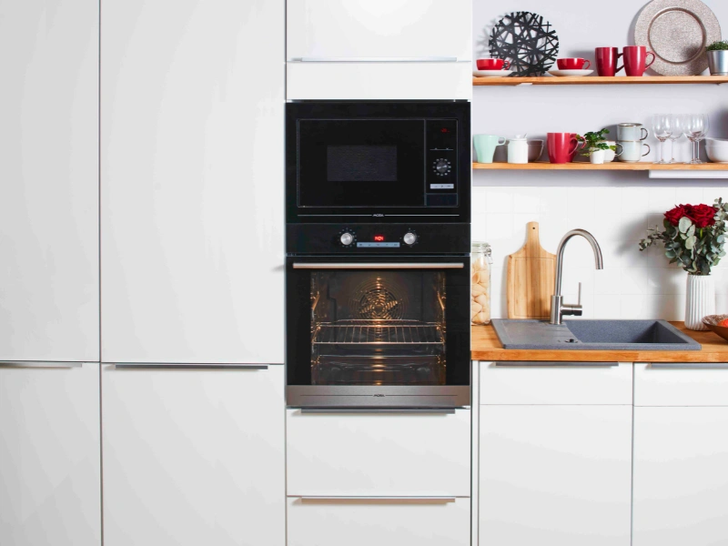 Obráťte sa na funkciu pyrolytického čistenia, ktorá vďaka vysokej teplote 460 °C spáli všetky nečistoty v rúre Mora VTPS 545 BX na popol, ktorý následne stačí zotrieť s vlhkou handričkou.