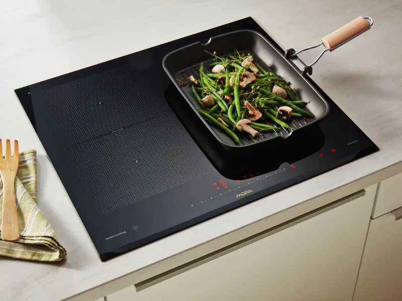 Vďaka spojeniu dvoch varn&yacute;ch z&oacute;n do jednej pomocou funkcie FlexiZone sa miesto na varnej doske Mora VDIS 654 C vždy n&aacute;jde.