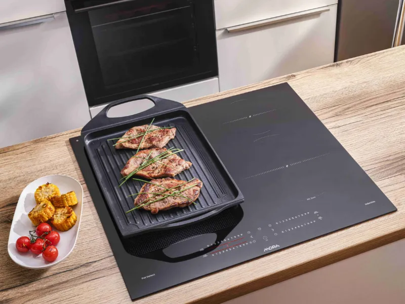 Vďaka spojeniu dvoch varných zón do jednej pomocou funkcie ConnectZone sa miesto na varnej doske Mora VDIT 67E C vždy nájde.