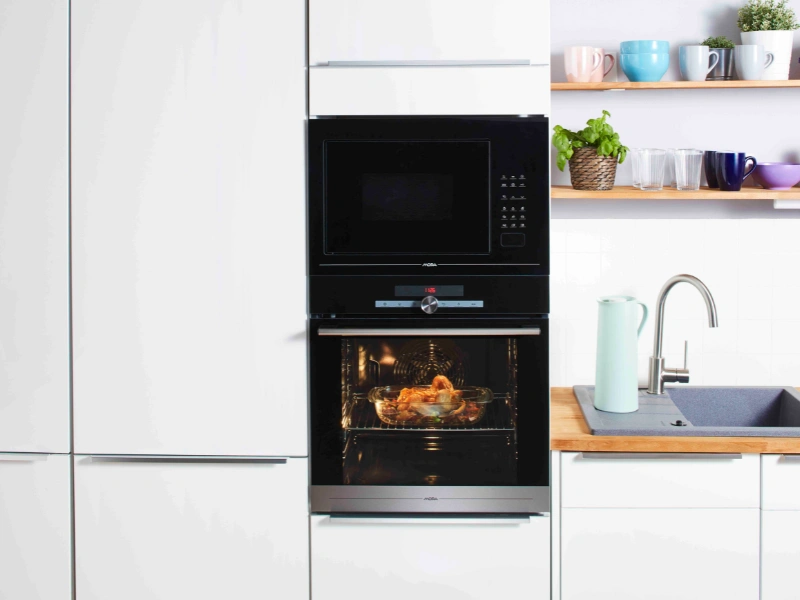 Pečenie pod drobnohľadom s halogenovým osvetlením v rúre Mora VTCS 556 BXB