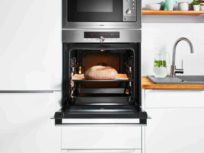 Domáci chlebík ako z pekárne vďaka funkcii Extra para v rúre Mora VTCS 556 BXB