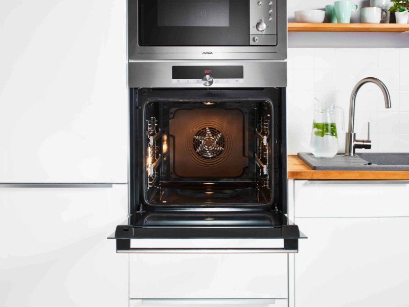 Katalytický smalt na kryte ventilátora udrží rúru Mora VTCS 556 BXB čistú od mastnosty