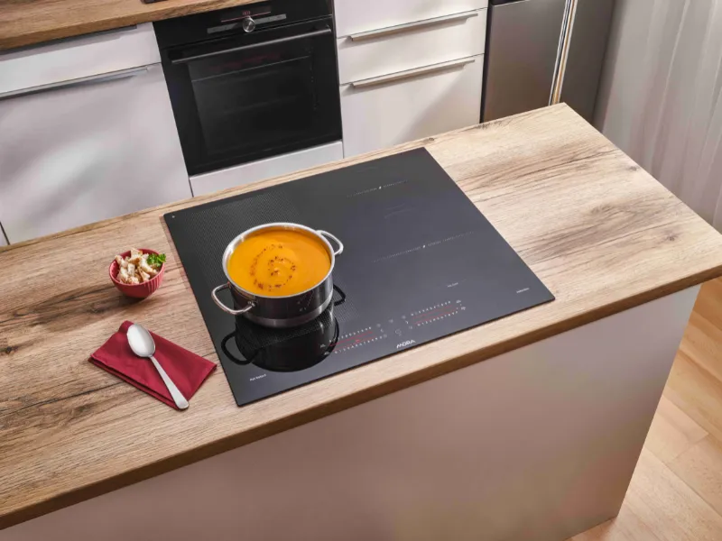 Funkcia KeepWarm indukčnej varnej dosky Mora VDIS 677 C udrží jedlo na konštantnej teplote 70 °C.