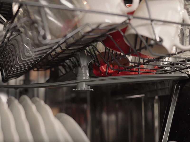 Pre dokonal&eacute; v&yacute;sledky je um&yacute;vačka MORA VM 6475 CX vybaven&aacute; pr&iacute;davn&yacute;m ostrekovac&iacute;m ramenom.