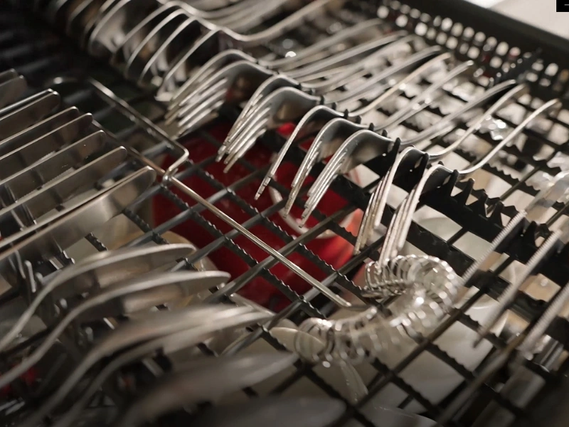 Pr&iacute;borov&aacute; z&aacute;suvka v um&yacute;vačke MORA VM 6475 CX zabezpeč&iacute; prehľadn&eacute; uloženie mal&yacute;ch kusov riadu.