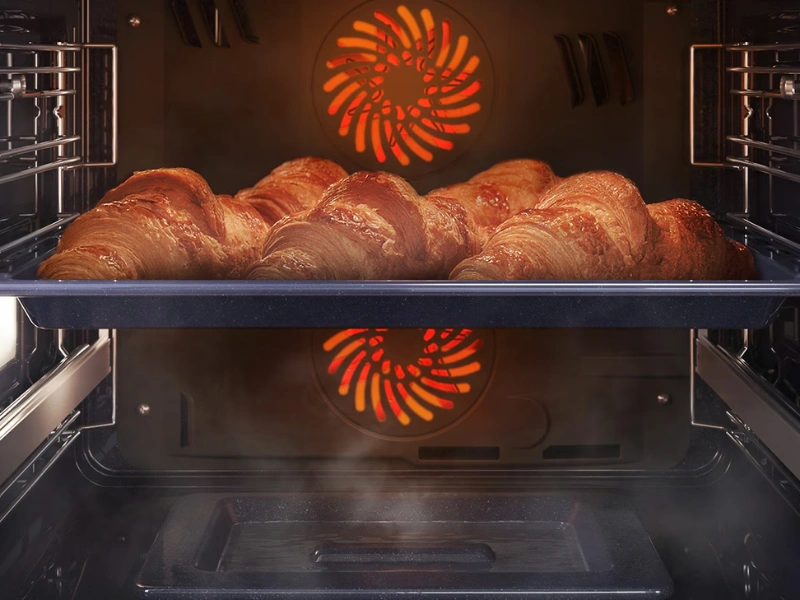 Vstavaná rúra Samsung NV7B4245VAK/U3 s funkciou Natural Steam sa pomocou pary postará o dokonalý šťavnatý a krehký výsledok.