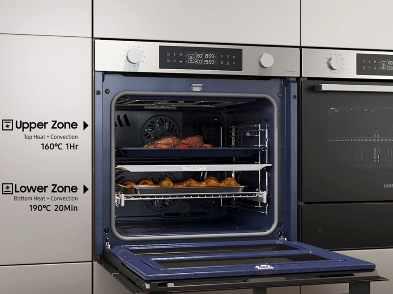 Vstavaná rúra Samsung NV7B4545VAS/U3 so systémom Dual Cook vám umožní v 2 nezávislých zónach upiecť 2 odlišné chody súčasne s 2 rôznymmi časmi a bez zmiešania vôní.