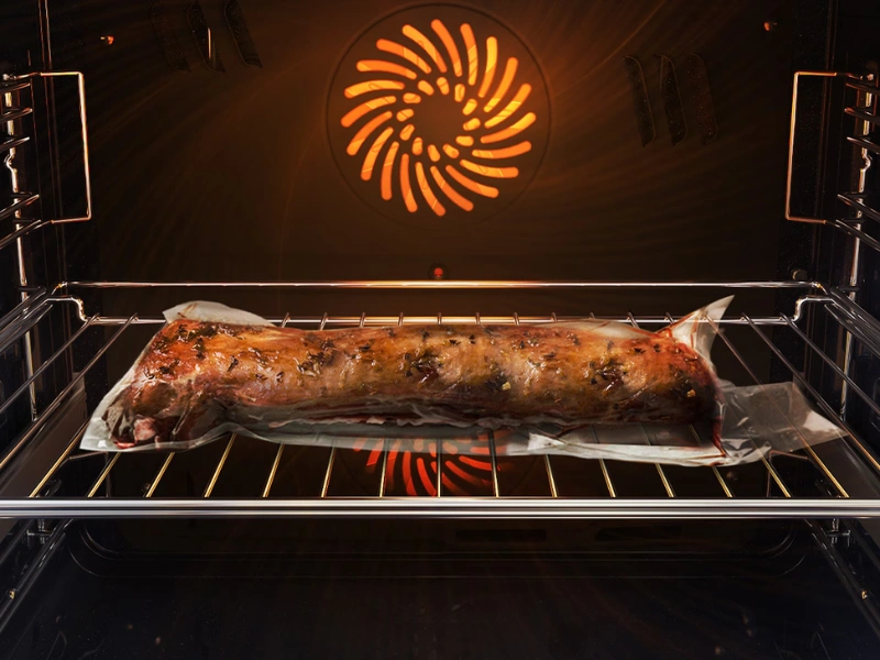 Vstavaná rúra Samsung NV7B6795JAK/U3 s režimom Air Sous Vide sa postará o rovnomerne prepečené mäso bez pripálenia.