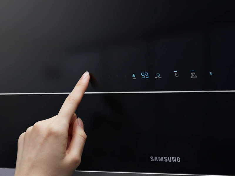 Digestor Samsung NK36N9804VB/UR ponúka intuitívne dotykové ovládanie.