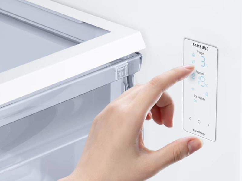 Ovládací panel vo vnútri chladničky Samsung RF65DG960ESREO je intuitívny a bezbariérový.