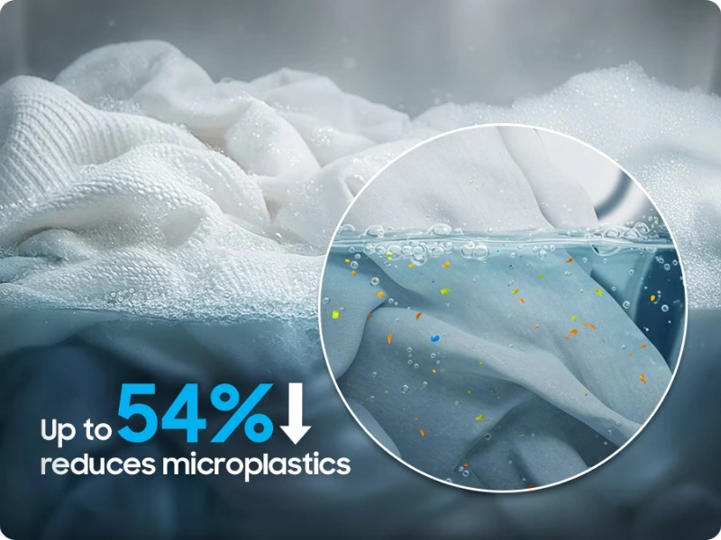 Pr&aacute;čka Samsung WW90DB7U94GEU4 pomocou cyklu Less Microfibers zn&iacute;ži množstvo mikroplastov uvoľnen&yacute;ch do životn&eacute;ho prostredia až o 54 %.