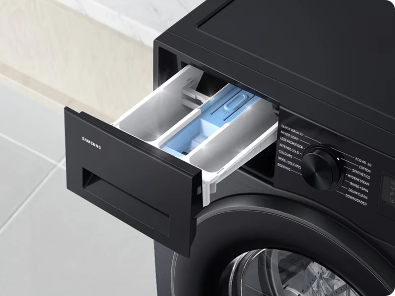 Spredu plnen&aacute; pr&aacute;čka Samsung WW11DG6B25LEU4 disponuje z&aacute;suvkou StayClean Drawer.