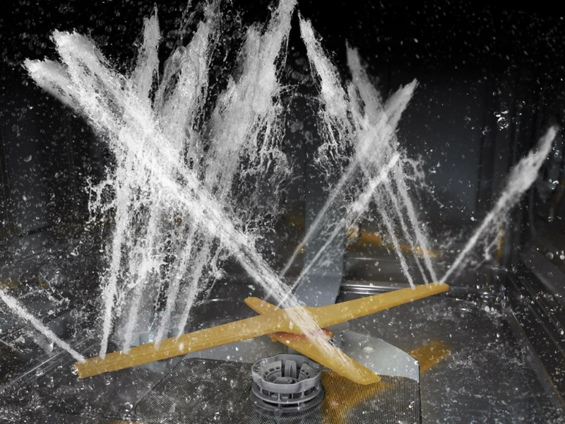 Technológia WaterJet Clean v umývačke Samsung DW60DG770B00U1 odstráni aj pripáleniny a mastnotu.