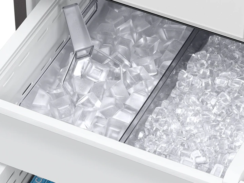 Du&aacute;lny v&yacute;robn&iacute;k v chladničke Samsung RF24BB620EB1EO denne priprav&iacute; viac než 2 kg klasick&eacute;ho aj drven&eacute;ho ľadu.