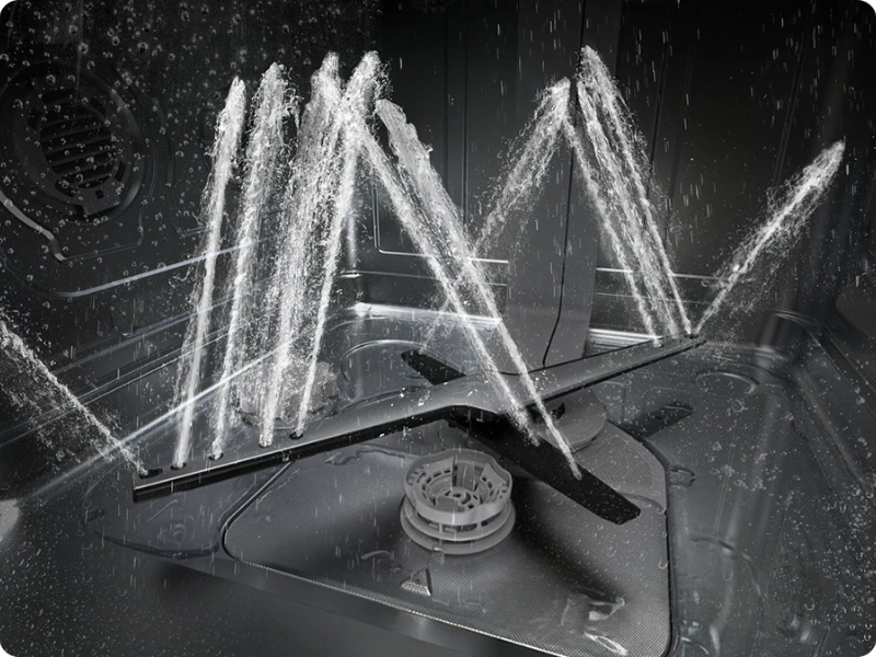 Technológia WaterJet Clean v umývačke Samsung DW80H73WBI0U1 odstráni aj pripáleniny a mastnotu.