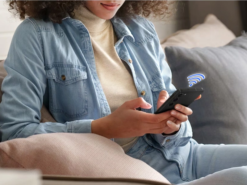 Um&yacute;vačku Samsung DW70H73WCI0U1 m&ocirc;žete cez aplik&aacute;ciu SmartThings prepojiť so smartf&oacute;nom a ovl&aacute;dať na diaľku.