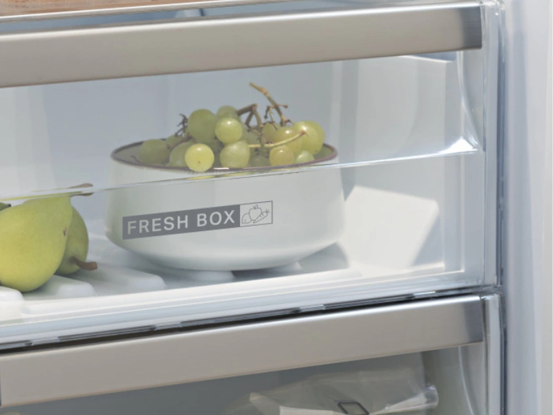 Špeciálna zásuvka Fresh Box v chladničke Whirlpool SW8 AM2C XR2 uchová vašu zeleninu a ovocie plné chuti, sviežosti a vitamínov po dlhší čas.