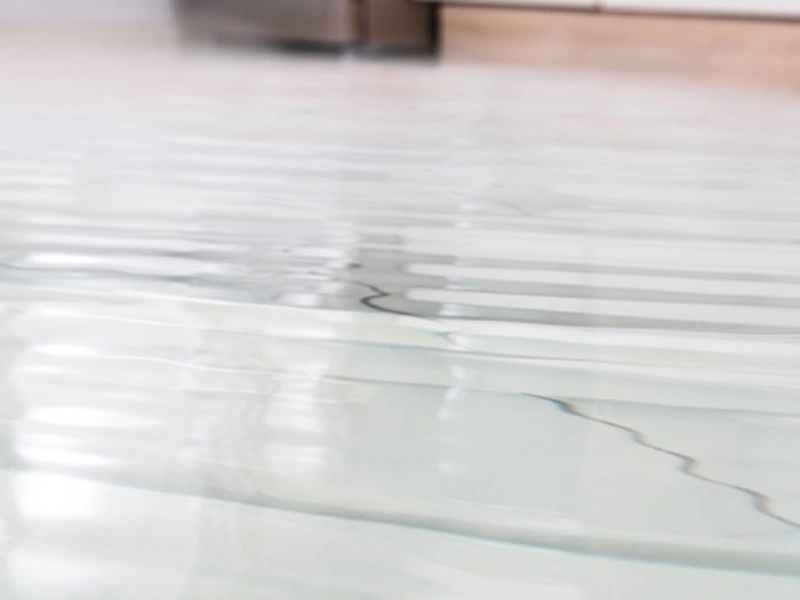 Syst&eacute;m Aquasafe pri detekcii &uacute;niku okamžite zasiahne, odčerp&aacute; vodu z um&yacute;vačky Whirlpool WFO 3T142 X.