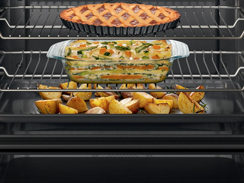 V r&uacute;re Whirlpool OMSK58RU1SX s funkciou Cook3 m&ocirc;žete piecť až 3 r&ocirc;zne jedl&aacute; naraz a &scaron;etriť tak svoj čas a energiu.