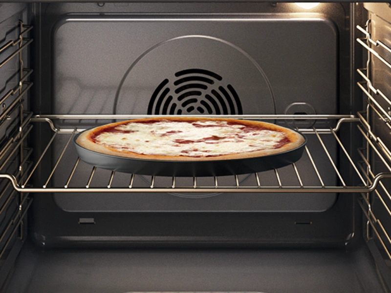 Vďaka programu Pizza stač&iacute; položiť pizzu priamo na plech, vložiť do r&uacute;ry Whirlpool OMSK58RU1SX, počkať p&aacute;r min&uacute;t a talianska &scaron;pecialita s nad&yacute;chan&yacute;mi, do zlatistista upečen&yacute;mi okrajmi je na svete.
