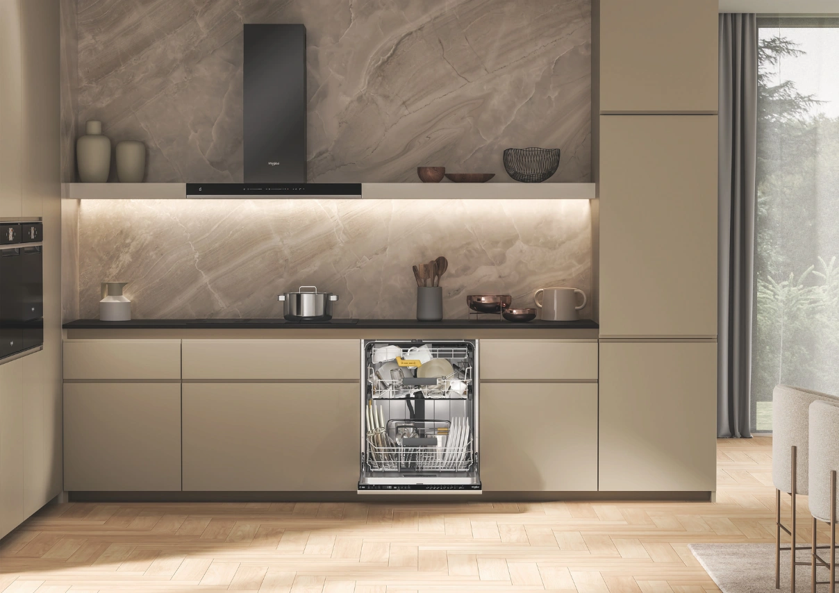 Umývačka Whirlpool W7F HS31 prichádza s decentným dizajnom, ktorý pohodlne zapadne do vašej kuchyne.