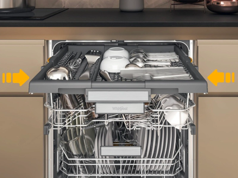 Flexibilná zásuvka na príbor v umývačke Whirlpool W7I HT58 T prináša extra flexibilitu pre všetok váš riad.