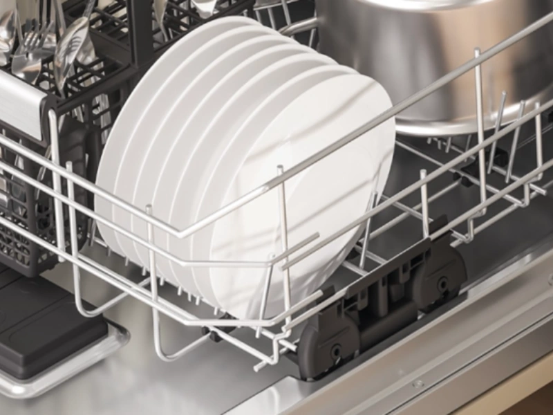 Koľajnicový systém umývačky riadu Whirlpool W7I HT58 T uľahčí manipuláciu s riadom.