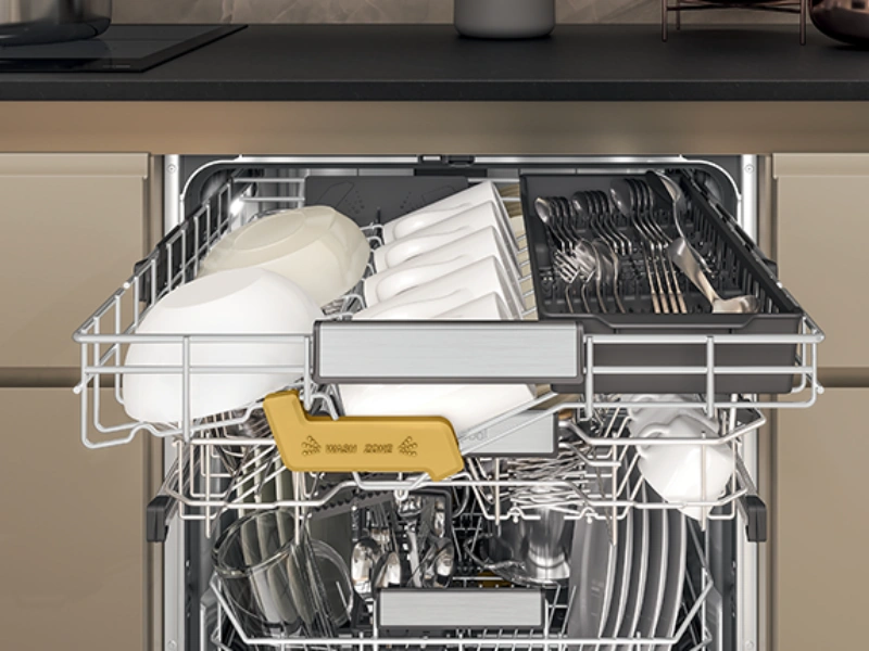 Príborová zásuvka SpaceClean s vlastným sprchovaním v umývačke Whirlpool WH8IPB14AM6L0 prináša extra flexibilitu pre všetok váš riad.