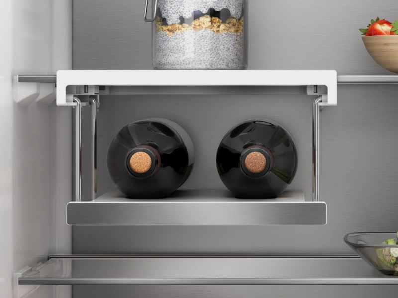 Flexibilný systém políc BottleFlex vám umožní bezpečné uloženie aj vysokých a netypicky tvarovaných fliaš v chladničke Whirlpool WHK 26404 XP7E.