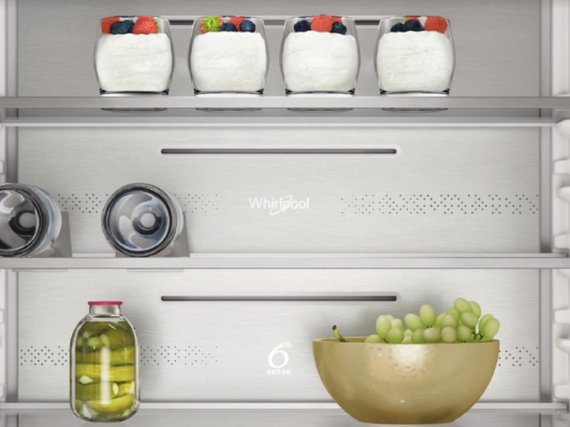 Zadná kovová stena chladničky Whirlpool WHK 26404 XP7E sa postará o zbytočné výdavky za elektrickú energiu.