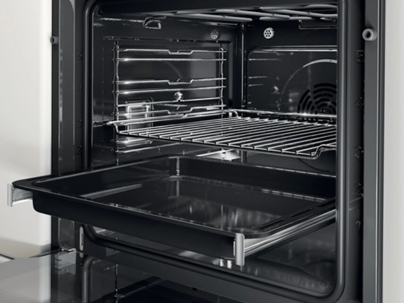 Teleskopický výduv rúry Whirlpool WOI5S8HM1SBA zabezpečí jednoduchú manipuláciu s plechmi.