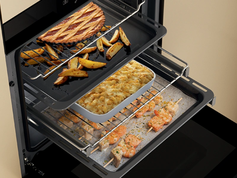 V rúre Whirlpool WOI7A8HT0SXA s funkciou Cook4 môžete piecť až 4 rôzne jedlá naraz a šetriť tak svoj čas a energiu.