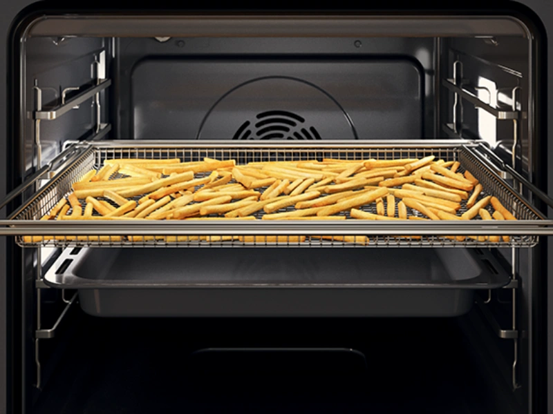 Rúra Whirlpool WOI78PU0SXA a jej funkcia AirFry sa postarajú o chrumkavý výsledok, a to bez zbytočného tuku.
