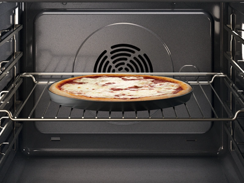 Vďaka programu Pizza 310 °C stačí položiť pizzu priamo na plech, vložiť do rúry Whirlpool WOI9A8PT1SBA, počkať 10 minút a talianska špecialita s nadýchanými, do zlatistista upečenými okrajmi je na svete.