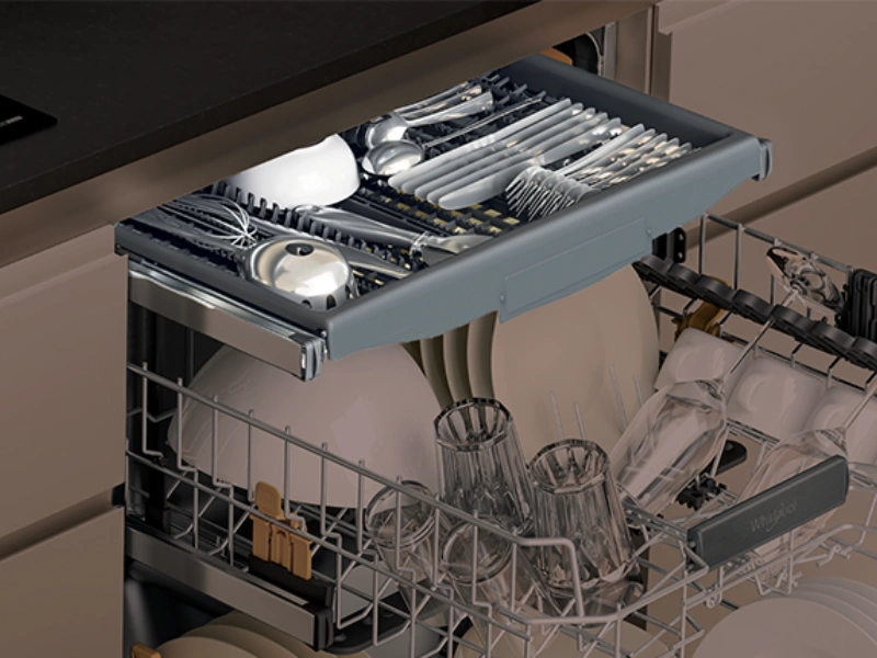 Flexibilná zásuvka na príbor v umývačke Whirlpool WH6FC11BS7A0X prináša extra flexibilitu pre všetok váš riad.