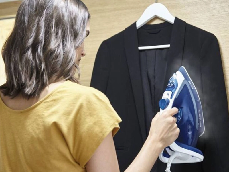 Tefal_FV5735E0 vertikálne naparovanie