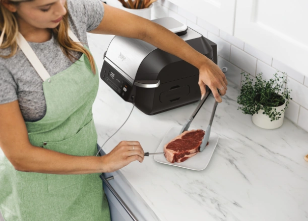 Tepeln&aacute; sonda postr&aacute;ži teplotu vo vn&uacute;tri m&auml;sa za v&aacute;s, vy si len vyberte stupeň prepečenia a gril Ninja EG351EU sa postar&aacute; o dokonal&yacute; v&yacute;sledok.