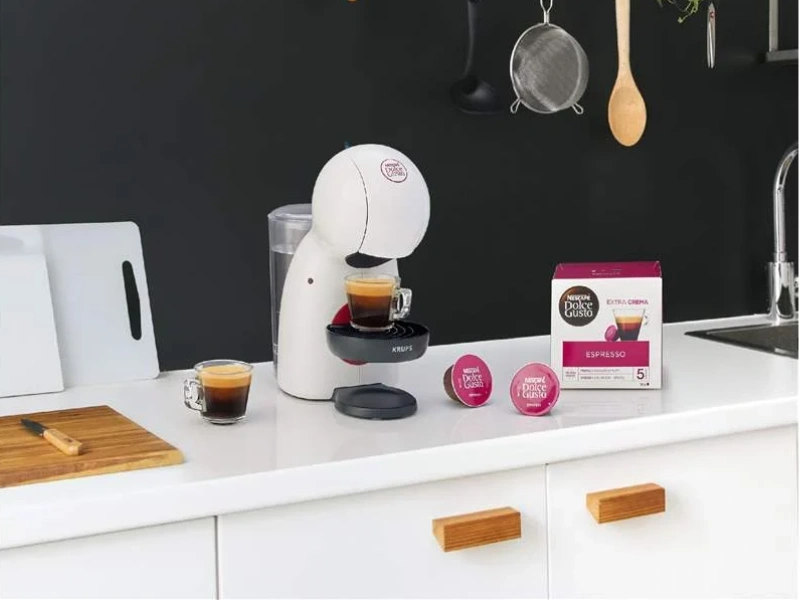 K&aacute;vovar Krups KP1A3110 priprav&iacute; k&aacute;vu so zamatovo kr&eacute;movou vrstvou.