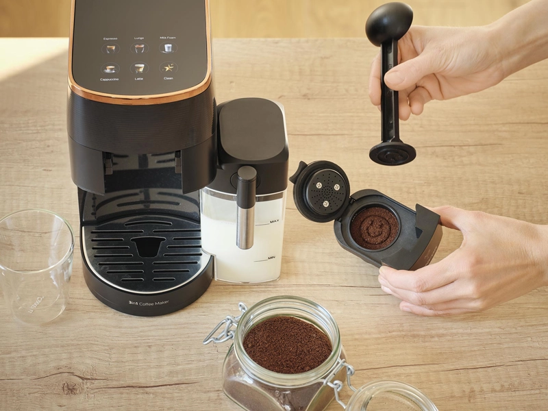 Multikapsulov&yacute; espresso k&aacute;vovar Sencor SCC 3000BK mlet&aacute; k&aacute;va.