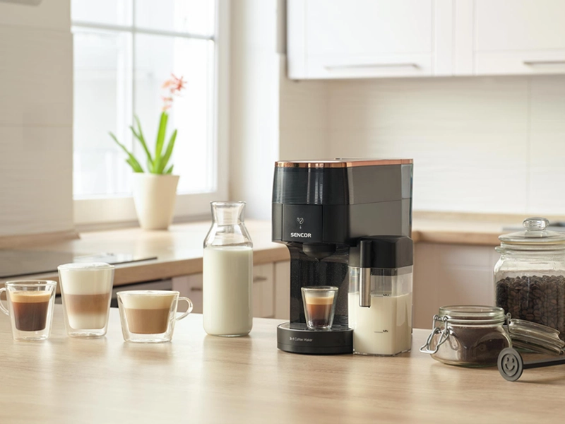 Multikapsulov&yacute; espresso k&aacute;vovar Sencor SCC 3000BK pr&iacute;prava k&aacute;vy.