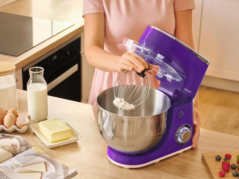 Fialový kuchynský robot Sencor STM 3635VT.