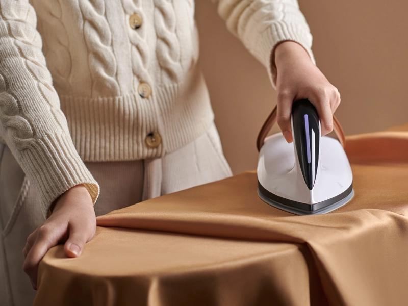 Sencor SSI 0950BZ parný generátor ergonomický tvar.