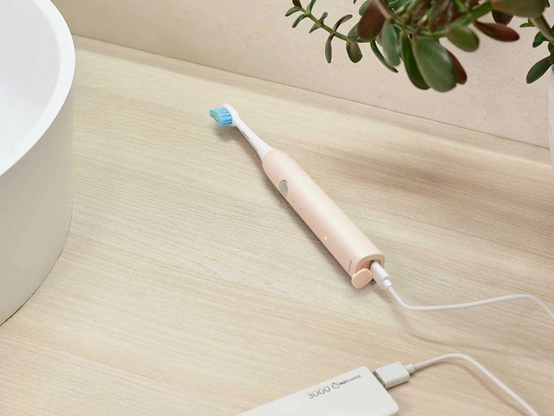 Elektrická sonická zubná kefka Sencor SOC 4013GD nabíjanie.